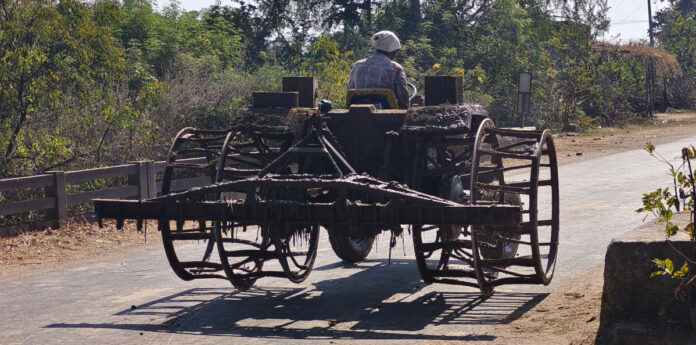 ప్రధాన రహదారులపై ప్రమాదకరంగా వ్యవసాయ యంత్రాలు