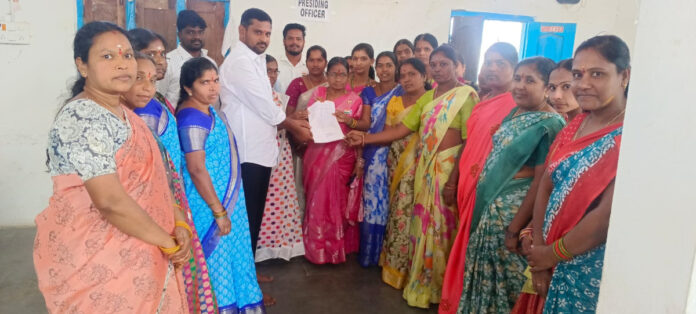 వృధాగా ఉన్న భవనాన్ని మహిళా సంఘానికి కేటాయించండి