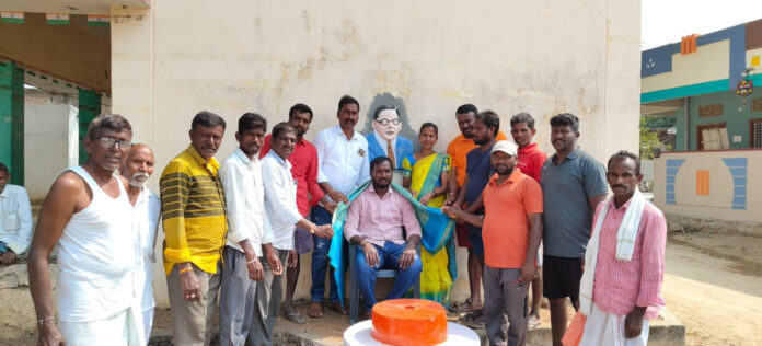 అంబేద్కర్ యువజన సంఘం గ్రామ అధ్యక్షునికి ఘన సన్మానం