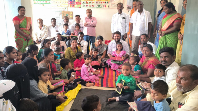 చిన్నారులకు అక్షరాలు నేర్పే తొలి బడి అంగన్వాడి కేంద్రాలు