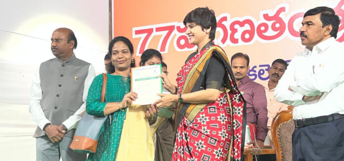 హెడ్ నర్సింగ్ ఆఫీసర్ కు ప్రశంసాపత్రం అందజేత..