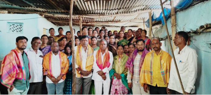 Beedi workers honour Jukkal Sarpanch