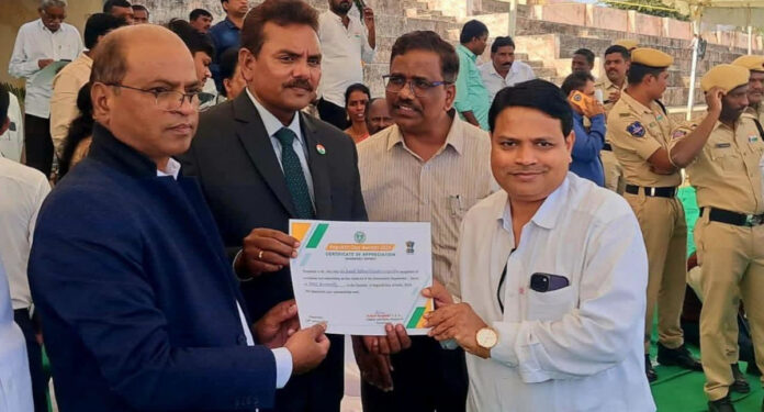 ప్రభుత్వ ఆస్పత్రి సూపరింటెండెంట్ కు ఉత్తమ డాక్టర్ అవార్డు