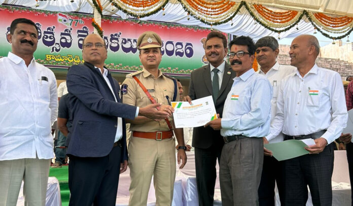 హౌసింగ్ అసిస్టెంట్ ఇంజనీర్ హనుమంతుకు ఉత్తమ సేవా అవార్డు