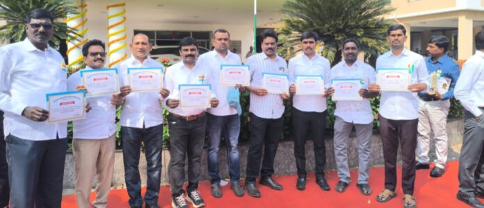 విద్యుత్ ఉద్యోగులకు ఉత్తమ సేవల పురస్కారాలు