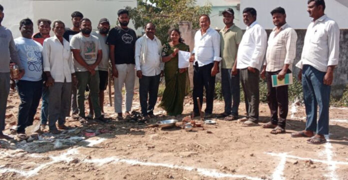 ఇందిరమ్మ ఇండ్ల నిర్మాణానికి భూమి పూజ