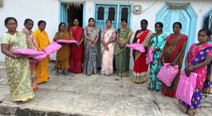 మున్సిపల్ కార్మికులకు బట్టలు పంపిణీ