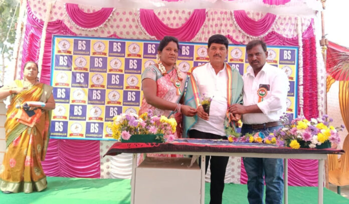 మాజీ సర్పంచ్ ను సన్మానించిన బ్రిలియంట్ స్కూల్ ప్రిన్సిపల్