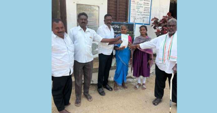 CM Relief Fund : చెక్కుల పంపిణీ చెసిన సర్పంచ్