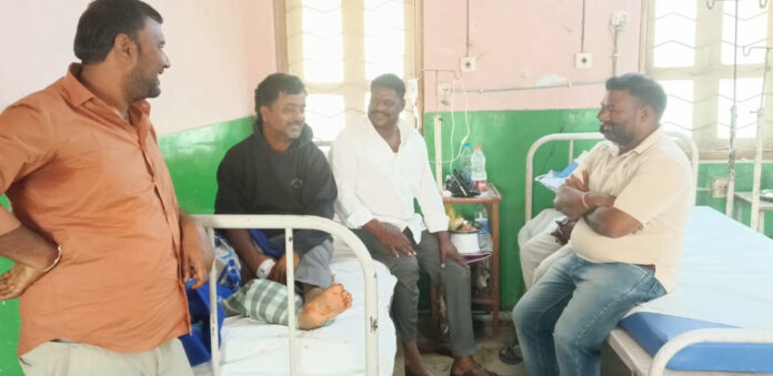 Consultation for victim injured in stray dog ​​attack