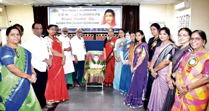 ఆదర్శ ఉపాధ్యాయిని సావిత్రిబాయి ఫూలే