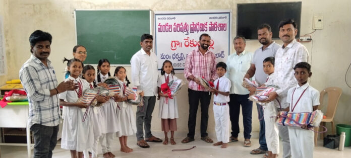 మార్చ్ ఫస్ట్ డ్రెస్సుల వితరణ అభినందనీయం: సర్పంచ్ రాజేందర్