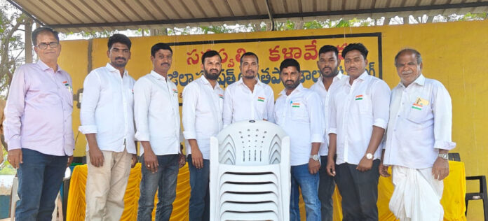 గ్రామ అభివృద్ధి కమిటీకి కుర్చీల వితరణ