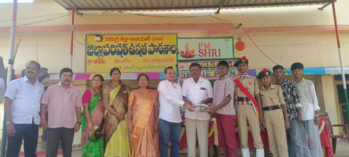 యాకూబ్ జ్ఞాపకార్థం విద్యార్థులకు బహుమతుల పంపిణీ