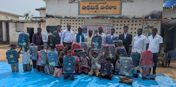 విద్యార్థులకు స్కూల్ బ్యాగులు పంపిణీ