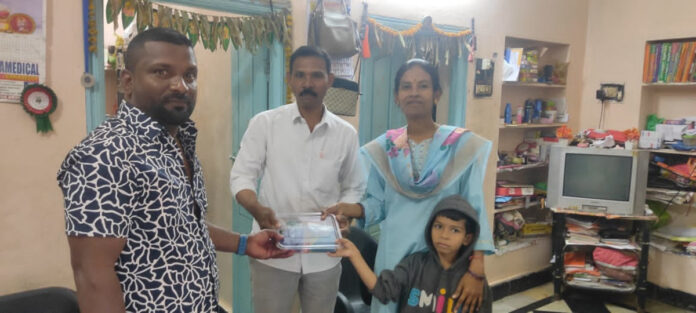 ఇంటింటికీ ముగ్గుల కలర్స్ పంపిణీ