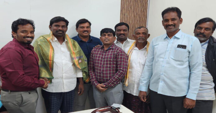 సర్పంచ్ శ్రీనివాస్ కు డా.రాంప్రసాద్ రెడ్డి సత్కారం