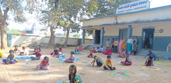 ప్రభుత్వ పాఠశాలలో ముందస్తుగా సంక్రాంతి సంబరాలు