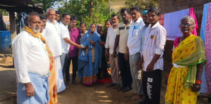 బాధిత కుటుంబానికి ఆర్థిక సహాయం