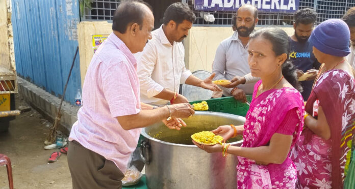 ఏఎమ్మార్ ఆధ్వర్యంలో నాగులమ్మ జాతరలో అన్నదానం