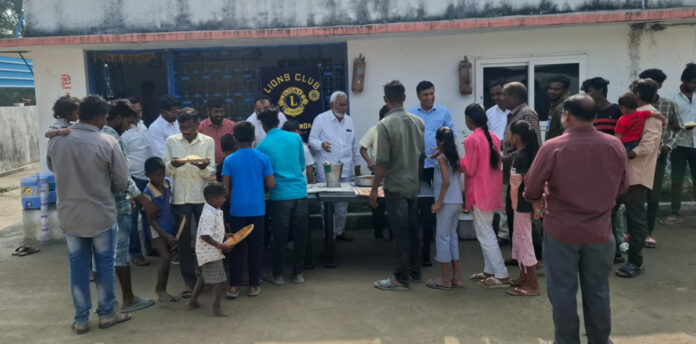 లయన్స్ క్లబ్ ఆధ్వర్యంలో అన్నదానం