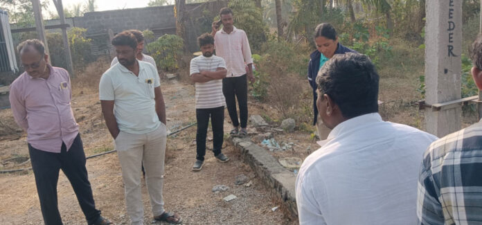 సబ్ స్టేషన్ లో పులి అడుగులను పరిశీలించిన ఫారెస్ట్ అధికారులు