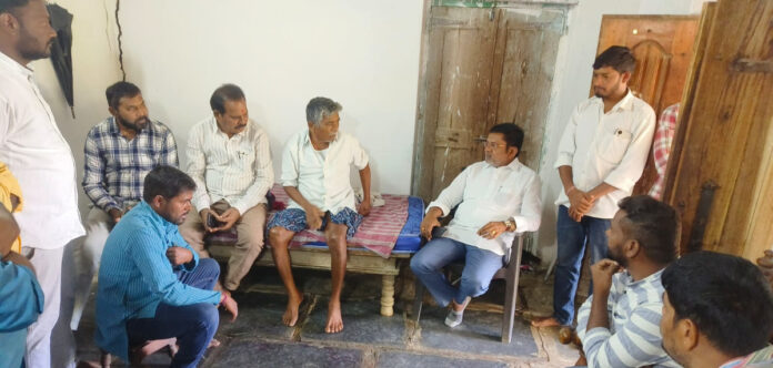 అనారోగ్య బాధితులను పరామర్శించిన మాజీ ఎమ్మెల్యే పుట్ట