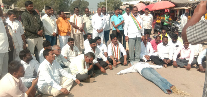 Former MLA Shindes effigy burnt near old bus stand