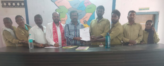 ఎంపీడీవోకు సమ్మె నోటీసు అందించిన జీపీ కార్మికులు