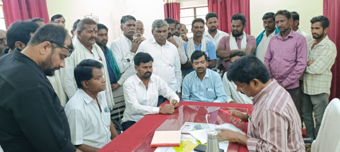 ఇసుక ఇవ్వక పోతే ఇల్లు ఎలా కట్టేది..