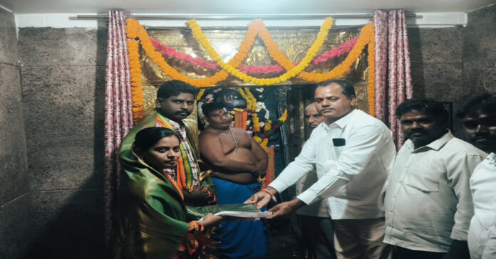 అంజన్న ఆలయంలో ఊరుకొండ ఎస్సై ప్రత్యేక పూజలు