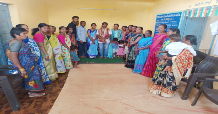 మార్కెట్ చైర్మన్ను సన్మానించిన మహిళా సంఘం సభ్యులు