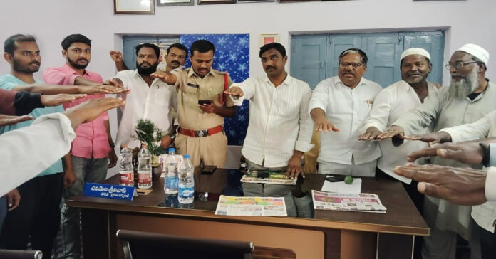 పంచాయతీ కార్యాలయంలో ప్రతిజ్ఞ చేయించిన ఎస్ఐ: సామ శ్రీనివాస్