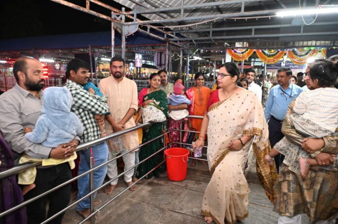 బాసరలో తెల్లవారుజామున కలెక్టర్ పర్యవేక్షణ..