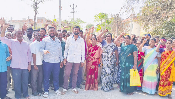 ‘డబుల్’ ఇండ్లు కేటాయించి పట్టాలివ్వలేదు