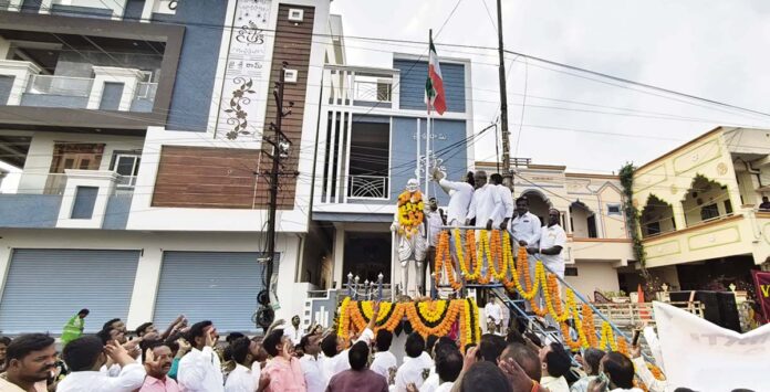 తలకిందులుగా జాతీయ జెండావిష్కరణ