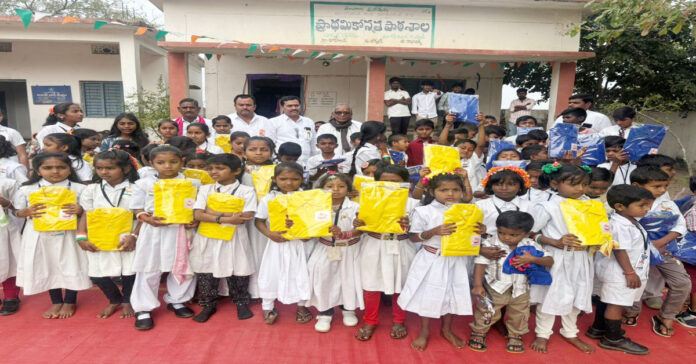 సొంత ఖర్చులతో విద్యార్థులకు దుస్తుల పంపిణీ