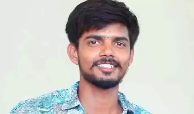 కదులుతున్న రైలు నుంచి జారిపడి యువకుడు మృతి