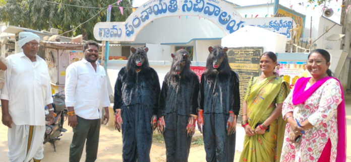 కోతుల బెడదకు చెక్ పెట్టేందుకు వినూత్న ప్రయోగం