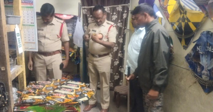 పట్టణంలో పలు దుకాణాలలో తనిఖీలు