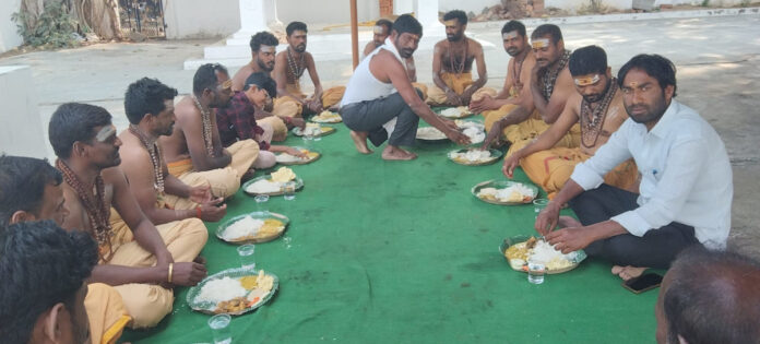 It is a blessing to distribute food to Lord Shiva.