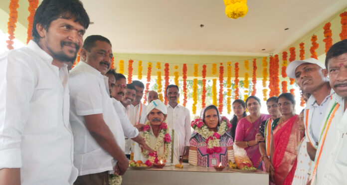 తల్లిదండ్రుల విగ్రహాలు పెట్టడం హర్షనీయం