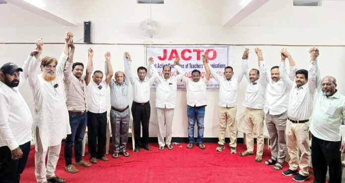 An agitation will be launched soon to resolve teachers' problems.