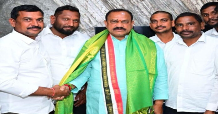 పీసీసీ అధ్యక్షుడిని కలిసిన జేడీ శ్రీనివాస్