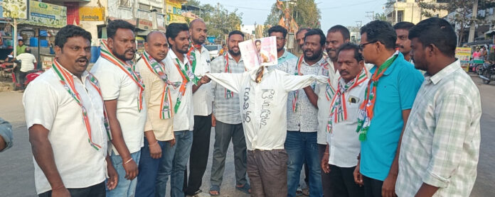 KTRs effigy burned in Kammarpalli