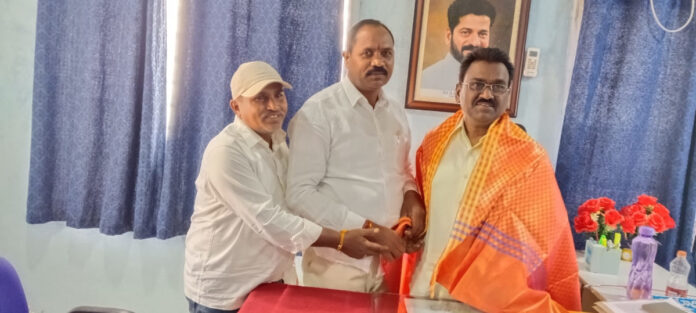 ఎంపీడీఓను కలిసిన కాటారం సర్పంచ్, ఉపసర్పంచ్