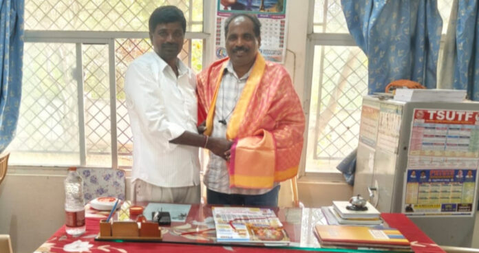 Kotala Sarpanch honours MPDO and SI