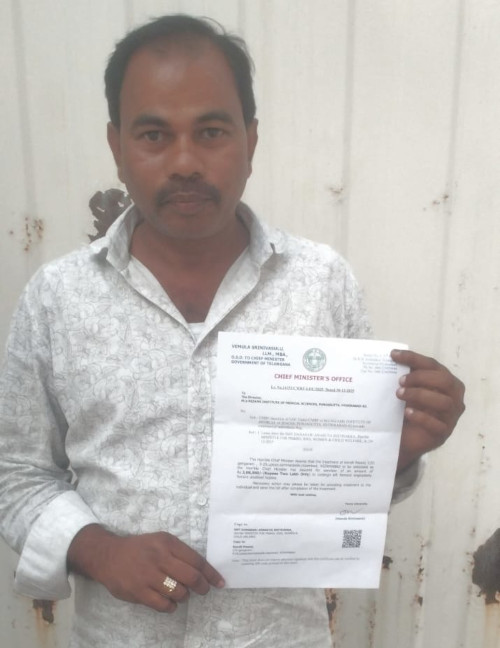 వైద్యం కోసం రూ.2లక్షల ఎల్ఓసి అందజేత