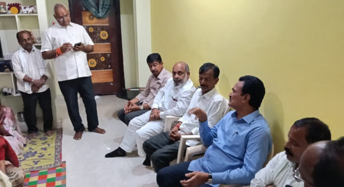 సర్పంచ్ కుటుంబాన్ని పరామర్శించిన నాయకులు