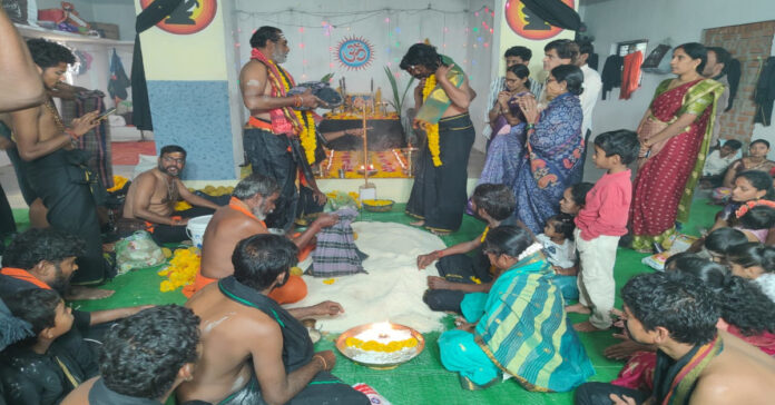 శబరిమలైకి బయలుదేరిన అయ్యప్ప స్వాములు